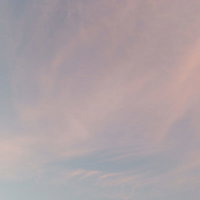 夕焼けと薄雲が作る空のグラデーション、移ろう光の表情の写真