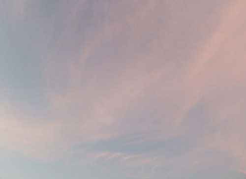 夕焼けと薄雲が作る空のグラデーション、移ろう光の表情