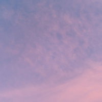 夕焼け空に浮かぶ薄い雲とグラデーション背景の写真