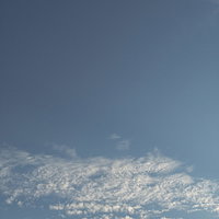 澄んだ青空に浮かぶ白い薄雲の写真