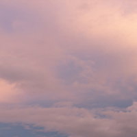 夕焼けに染まり始めた雲と空のグラデーションの写真
