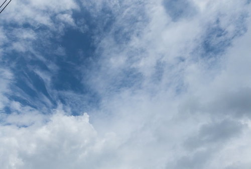 雲の量が多くなってきた青空と薄雲