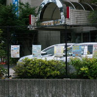 警視庁野方警察署前の詐欺防止警告張り紙と犯罪対策啓発の写真