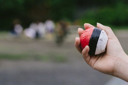 人だかりの中で紅白ボールを握りしめる子どもの手