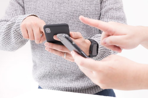 紅白ボールのゲームでエクセレントカーブを狙うプレイヤー