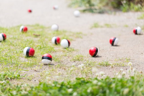 SNSに投稿され紅白ボールが増える公園の地面