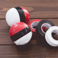 紅白のプラスチックカプセルボールの写真