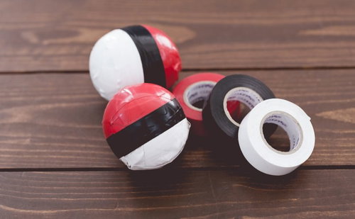 紅白のプラスチックカプセルボール