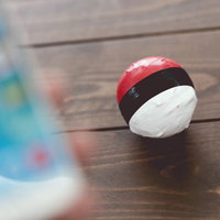 スマホアプリで紅白ボールを操作する手元の写真