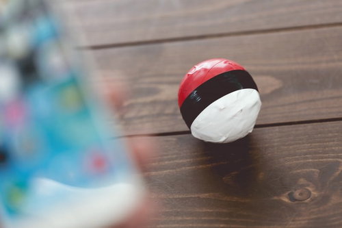 スマホアプリで紅白ボールを操作する手元