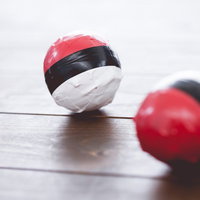 あまり使われなくなった紅白ボール2個の置き物の写真