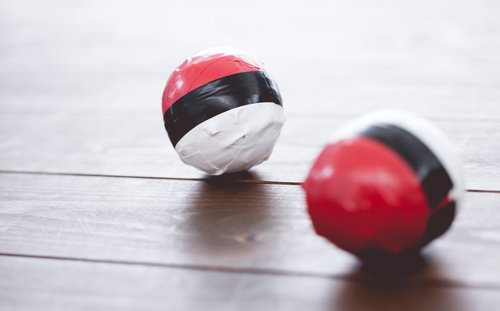 あまり使われなくなった紅白ボール2個の置き物