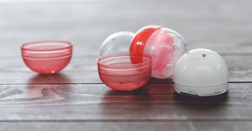 赤と透明と白のポケットモンスター紅白ボールのガチャガチャカプセル