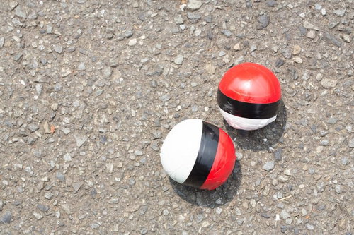 炎天下のアスファルトに転がる紅白ボール