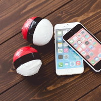 ポケモンGOの紅白ボールで結ばれた2台のスマホの写真