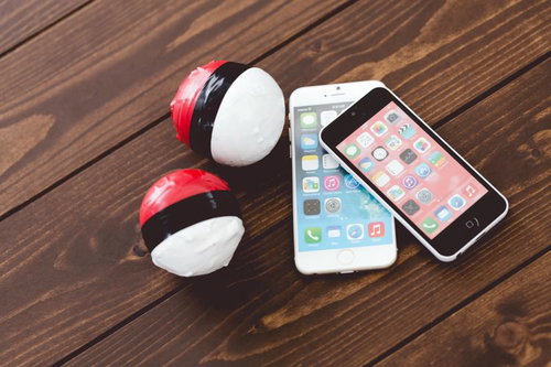 ポケモンGOの紅白ボールで結ばれた2台のスマホ