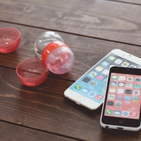 開封後のガチャガチャとスマートフォンでポケモンゲームの写真