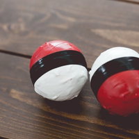 手作り感満載の紅白ボール、ビニールテープで補強の写真