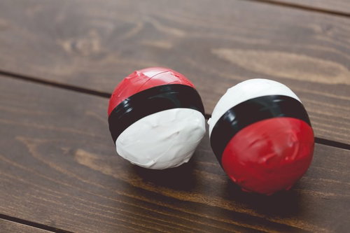 手作り感満載の紅白ボール、ビニールテープで補強