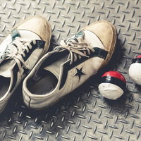 紅白ボールを持ってスニーカーで冒険の旅に出かけようの写真