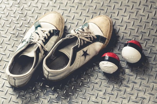 紅白ボールを持ってスニーカーで冒険の旅に出かけよう