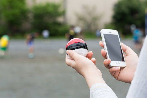 新緑の森を奥へ伸びる細い砂利道