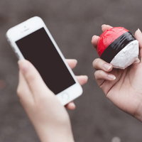 プレイしている人がめっきり減った紅白ボールゲーム、スマホで検索中の写真