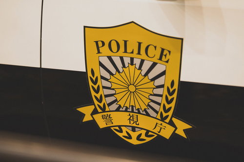 黄色い盾型の警視庁高視認性エンブレム、警察マーク