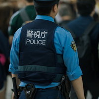 警視庁の警察官が街中でパトロール中の後ろ姿の写真