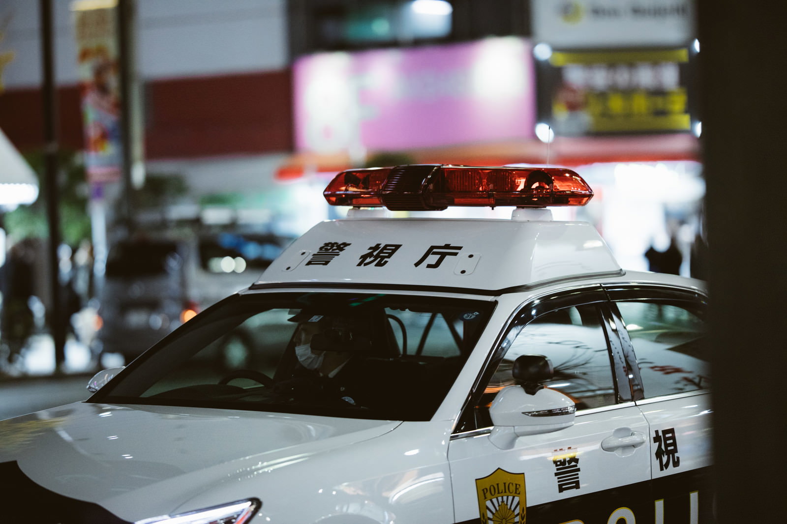 夜間道路の警視庁パトカー側面