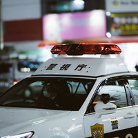 巡回中の警察車両と警視庁パトカーの写真