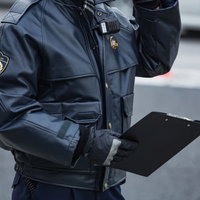 警察官に職務質問を受ける場面の写真