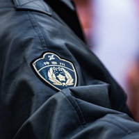 神奈川県警の腕章を装着した紺色制服の警察官識別の写真