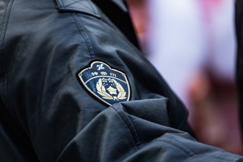 神奈川県警の腕章を装着した紺色制服の警察官識別