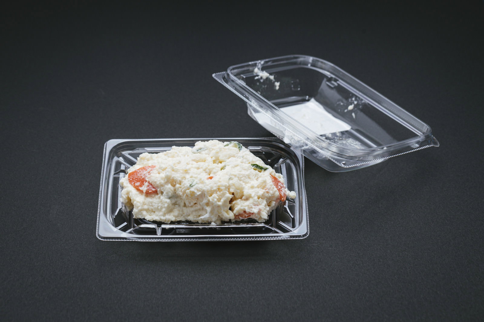 透明な容器に入ったポテトサラダとご飯のパック