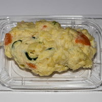 スーパーで買ってきたポテサラを食卓に並べた様子の写真