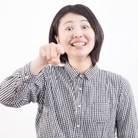 人の失敗をあざ笑う女性の指差しポーズの写真
