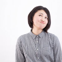 いちいちアピールしてくる女性の困惑した変顔の写真