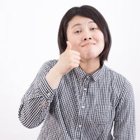 接待で考える仕草をする女性のいいね、サムズアップの写真