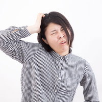 ストレスで限界を超えそうな女性の写真