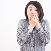 驚愕！わたしのバイト代安すぎ、給料明細を見た女性の写真