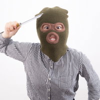 刃物を持った覆面姿の強盗女性が犯行を示唆するポーズの写真