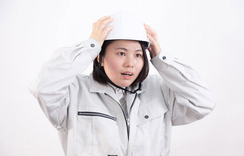 白いヘルメットを着用する女性作業員