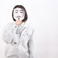 アノニマスマスクをつけた内部告発する従業員の写真