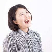 洗脳されちゃった系女子の笑顔、チェック柄シャツで上向き笑うの写真