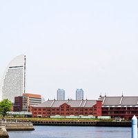 赤レンガ倉庫と半月ホテルの港の風景の写真