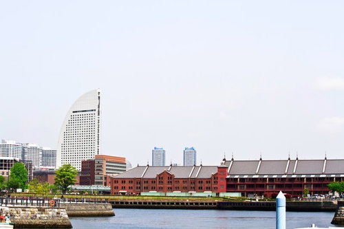 赤レンガ倉庫と半月ホテルの港の風景