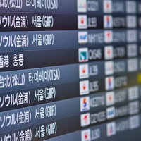 空港の電光掲示板に表示される国際線情報の写真