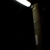夜の街を照らす街灯と電灯の写真