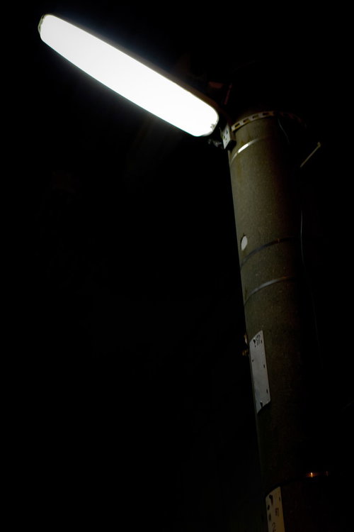 夜の街を照らす街灯と電灯